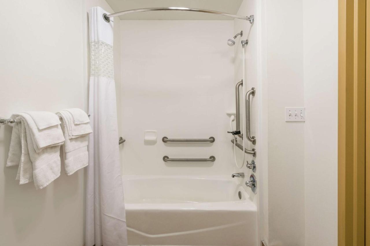 Queen Room with Bath Tub - Mobility Access/Non-Smoking at Hampton Inn Corydon