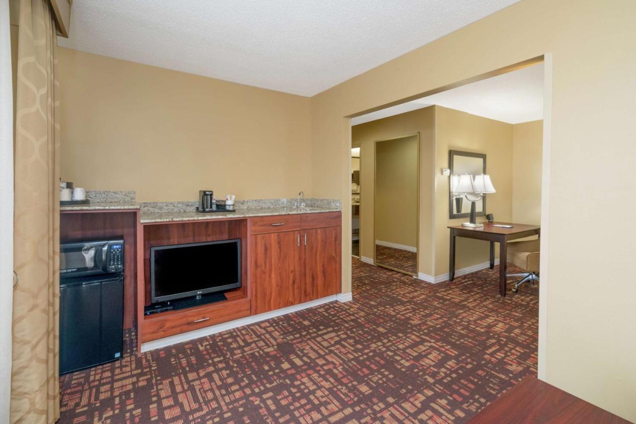 King Room with Sofa Bed - Non-Smoking at Hampton Inn Corydon