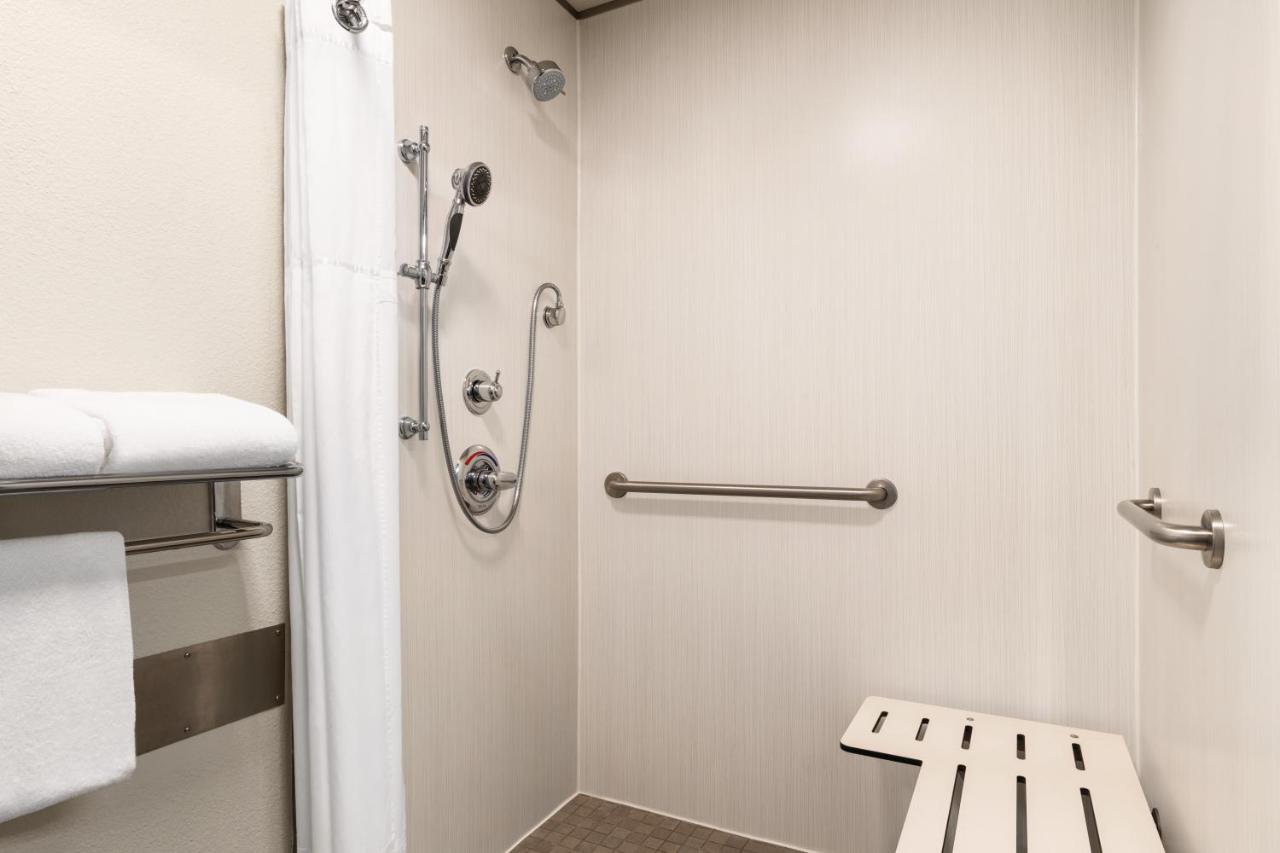 Queen Room - Disability Access/Non-Smoking at Radisson Hotel Portland Airport