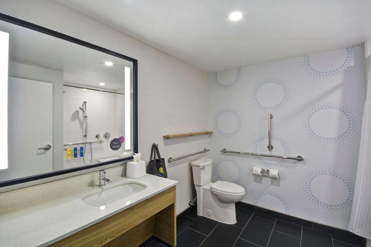 Queen Room with Bath Tub - Mobility/Hearing Accessible at Tru by Hilton Beavercreek Dayton