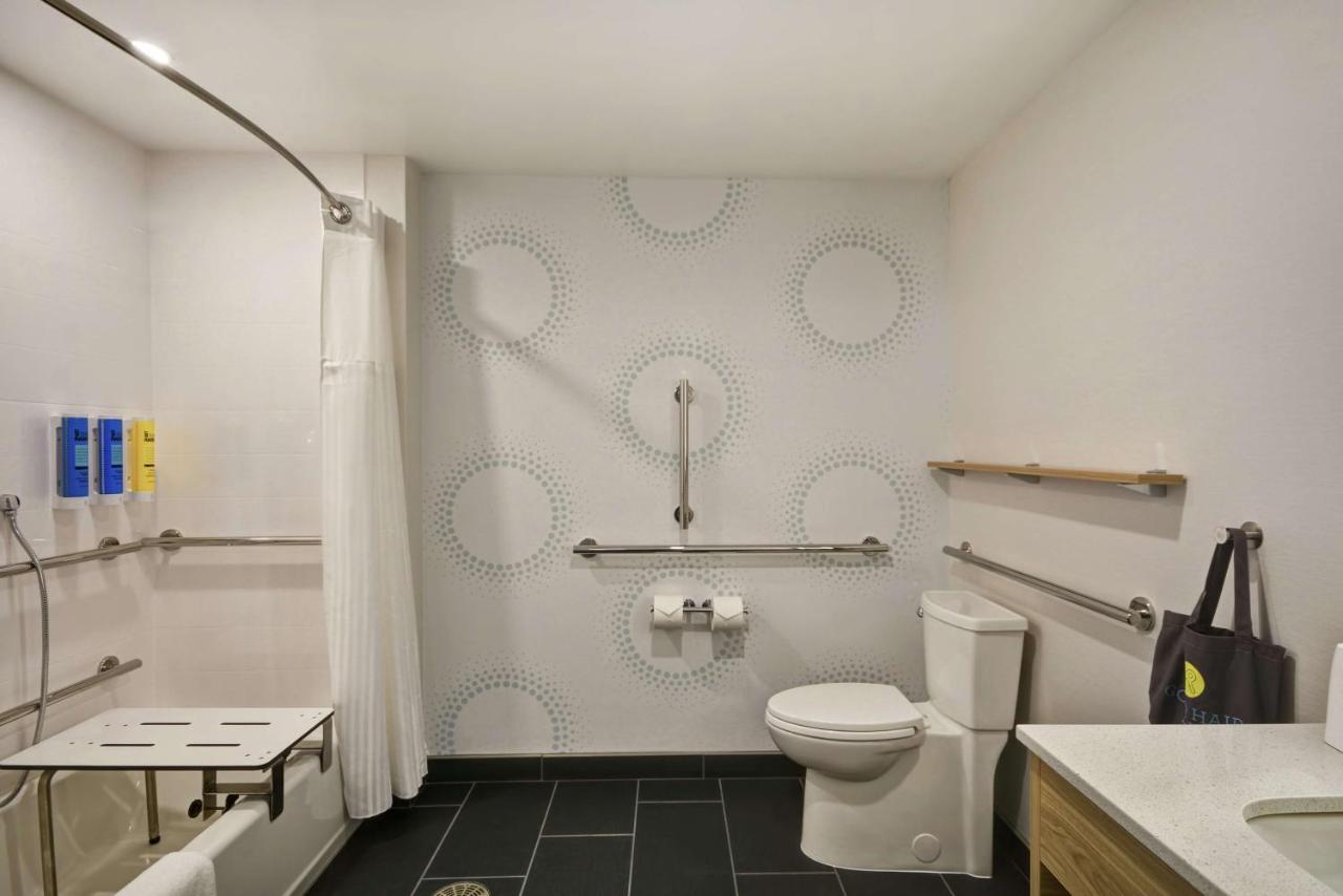 Queen Room with Bath Tub - Mobility/Hearing Accessible at Tru by Hilton Beavercreek Dayton
