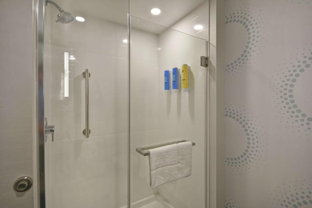 Queen Room with Two Queen Beds - Hearing Accessible at Tru by Hilton Beavercreek Dayton