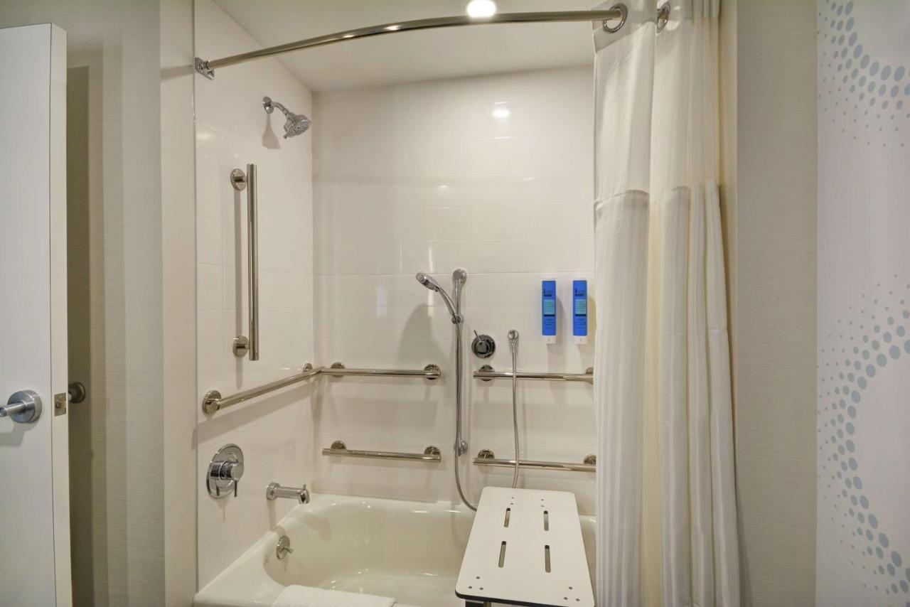 Queen Room with Bath Tub - Mobility/Hearing Accessible at Tru by Hilton Beavercreek Dayton