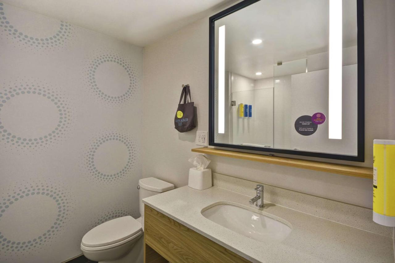 Queen Room with Two Queen Beds - Hearing Accessible at Tru by Hilton Beavercreek Dayton