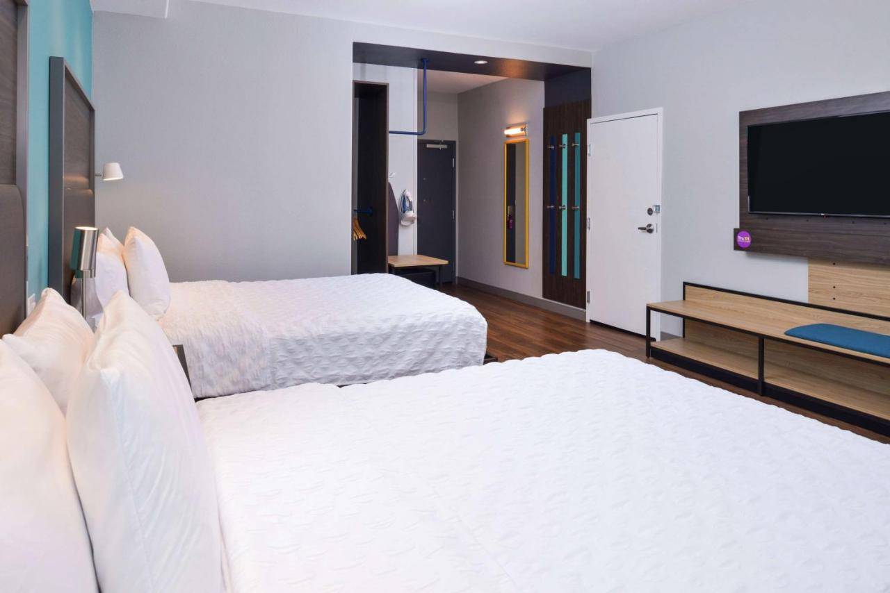 Queen Room with Two Queen Beds with Bath Tub - Mobility Accessible at Tru by Hilton Coppell DFW Airport North