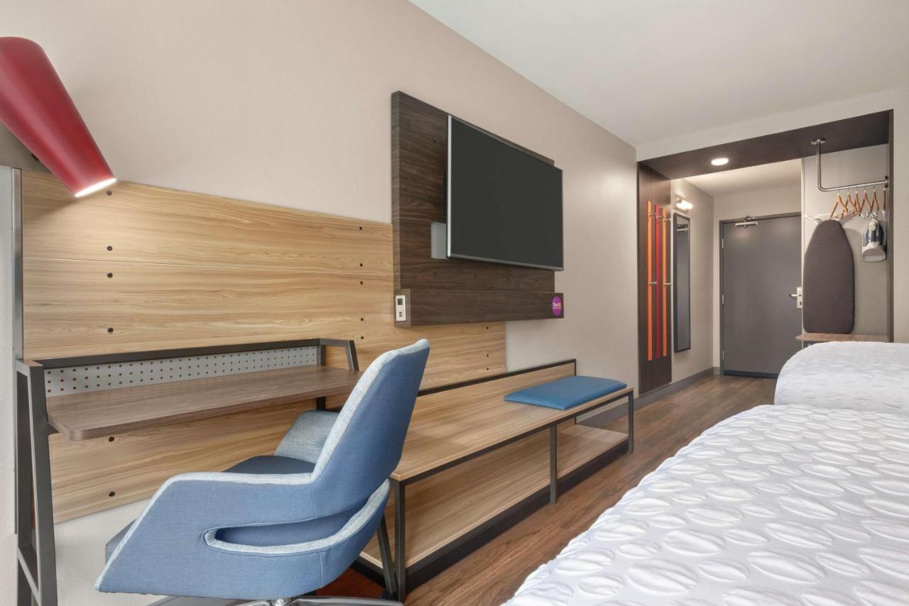 Queen Room with Two Queen Beds - Hearing Accessible at Tru by Hilton Duluth Mall Area