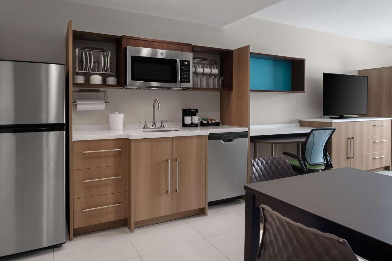 One-Bedroom King Suite - Non-Smoking at Home2 Suites by Hilton Des Moines at Drake University