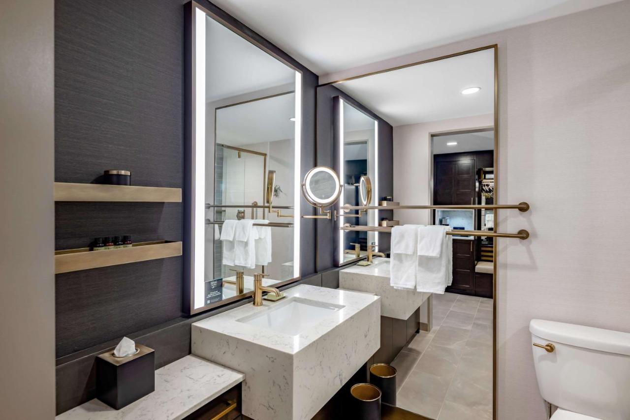 King Room at Hotel Fort Des Moines, Curio Collection by Hilton