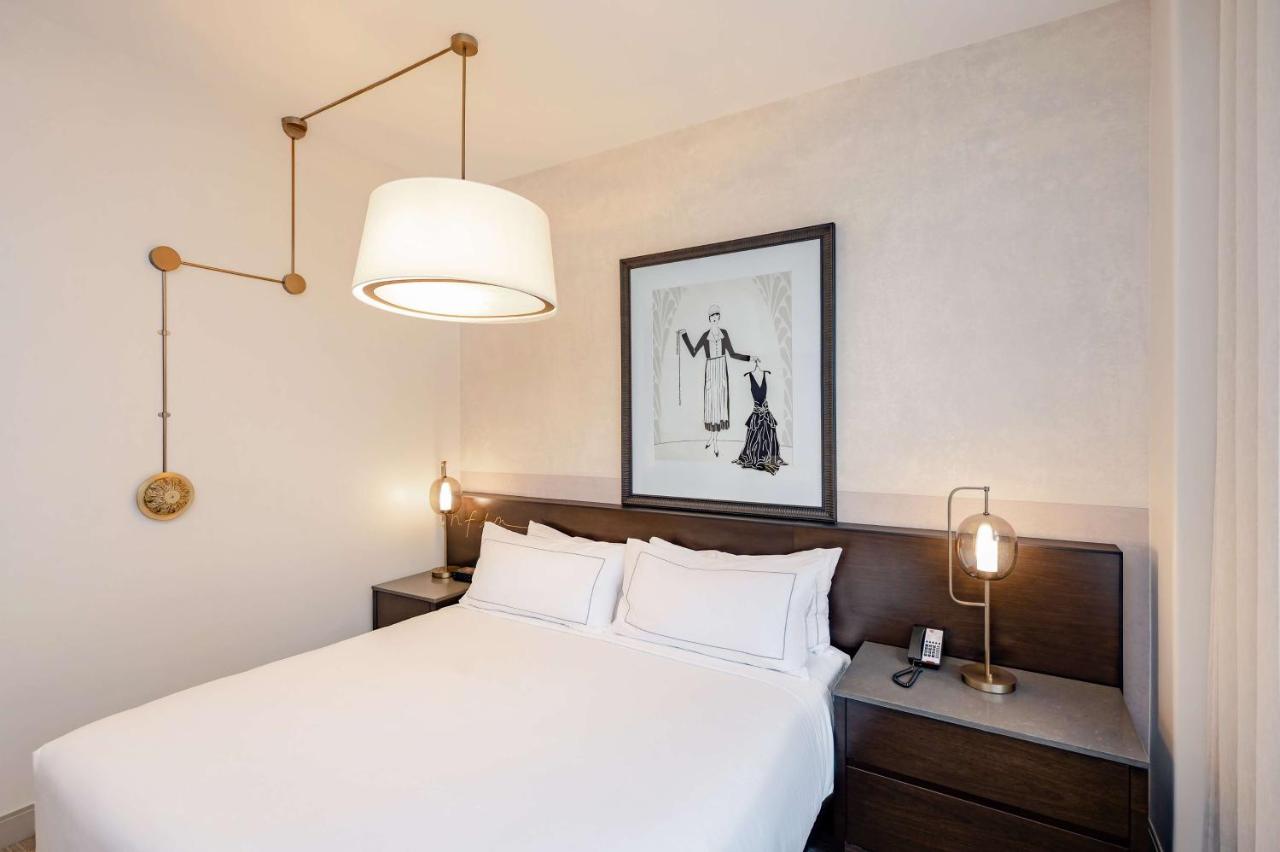 King Room at Hotel Fort Des Moines, Curio Collection by Hilton