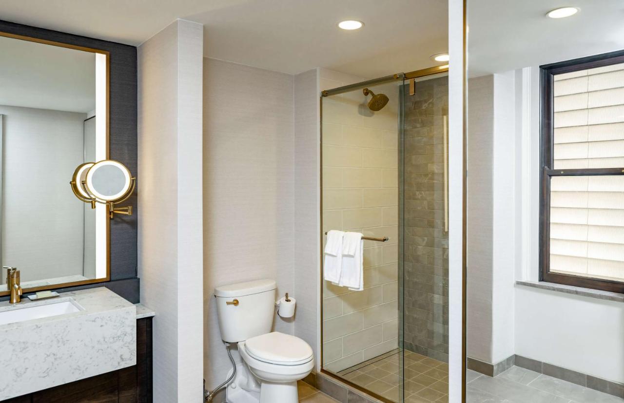 King Corner Room at Hotel Fort Des Moines, Curio Collection by Hilton