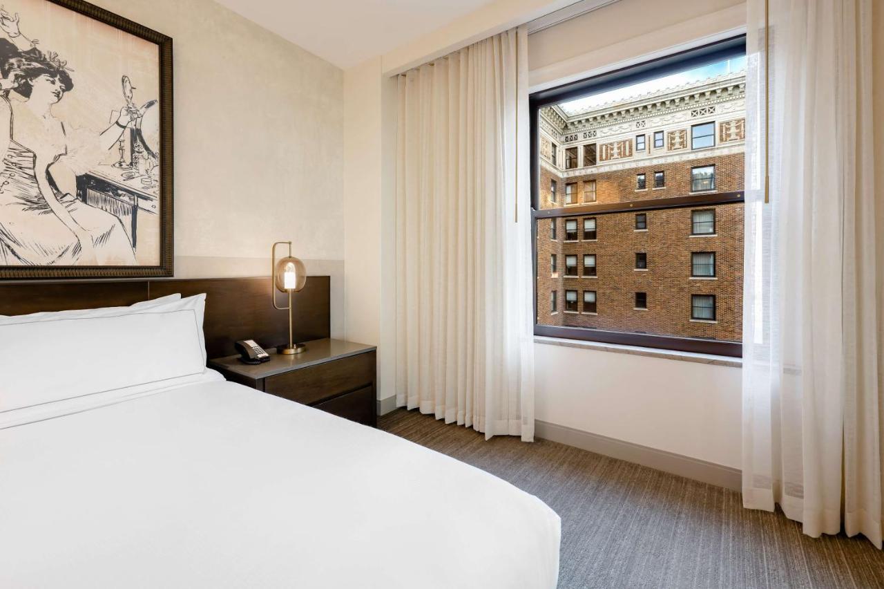 King Corner Room at Hotel Fort Des Moines, Curio Collection by Hilton