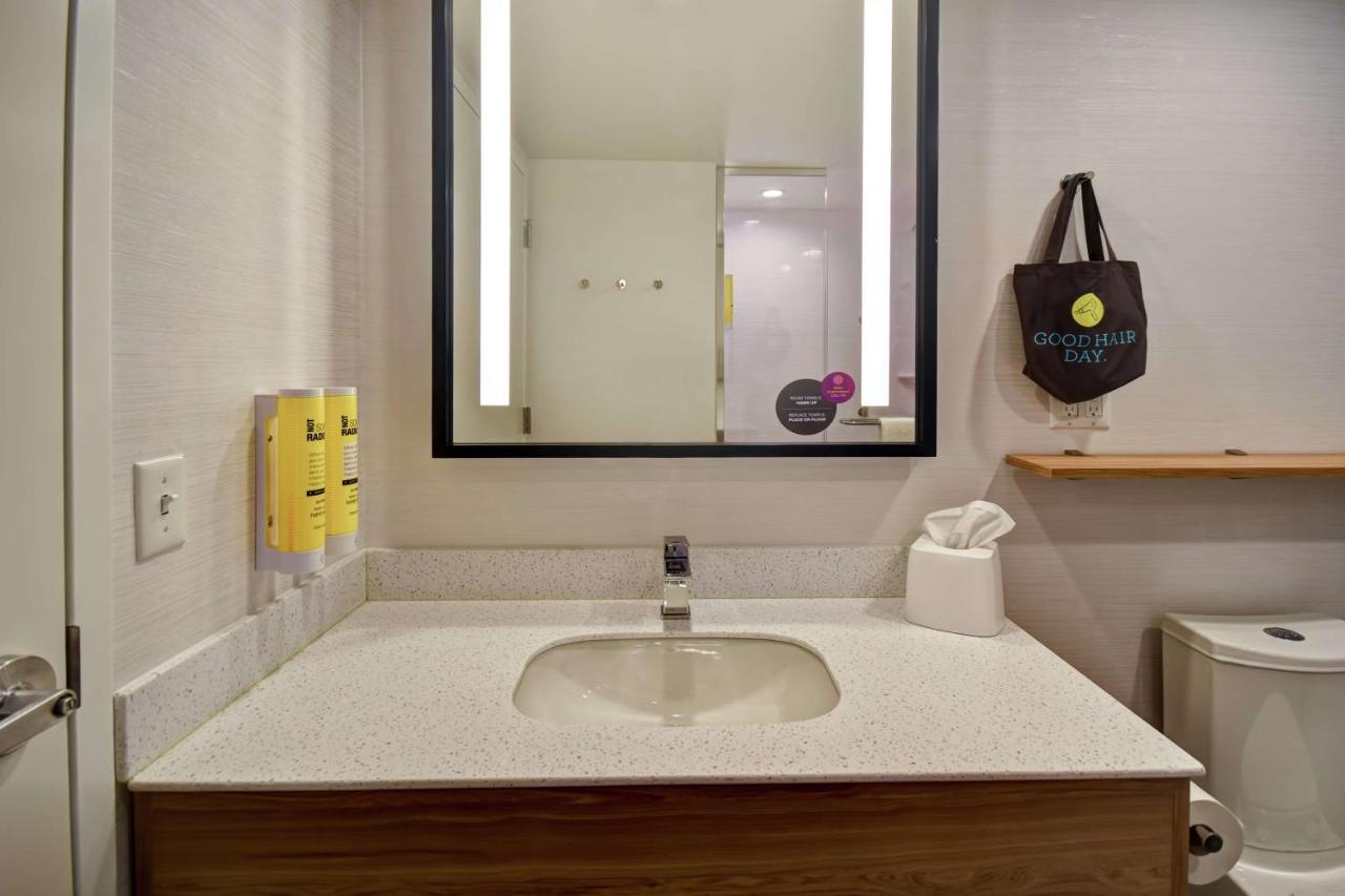 King Room at Tru by Hilton Sterling Heights Detroit