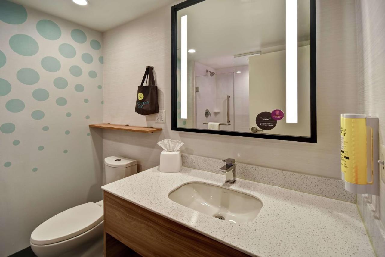 Queen Room with Two Queen Beds - Hearing Accessible at Tru by Hilton Sterling Heights Detroit