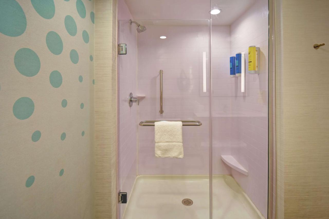 King Room at Tru by Hilton Sterling Heights Detroit