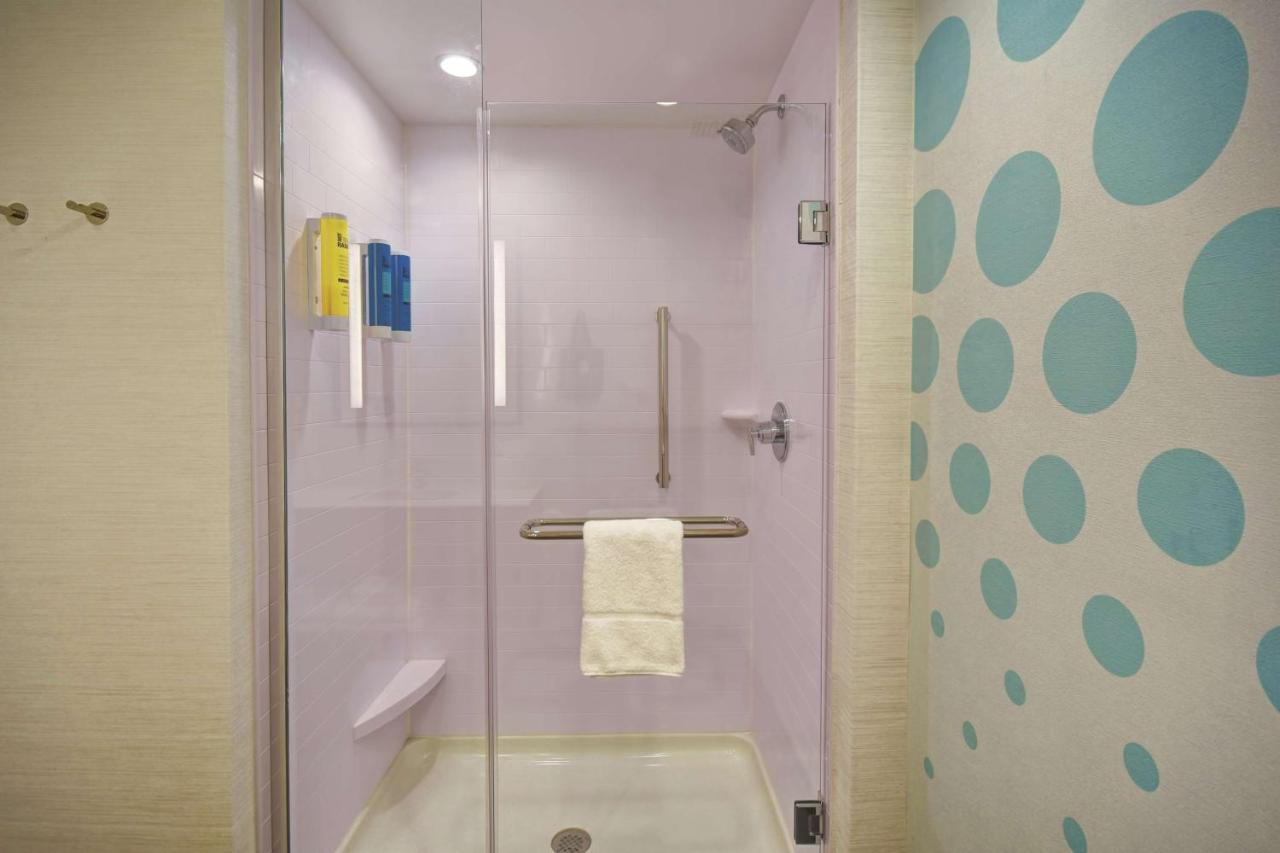 Queen Room with Two Queen Beds - Hearing Accessible at Tru by Hilton Sterling Heights Detroit