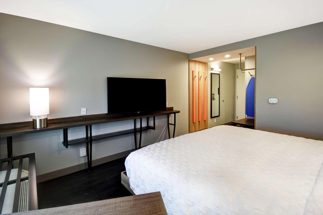 King Room at Tru by Hilton Sterling Heights Detroit
