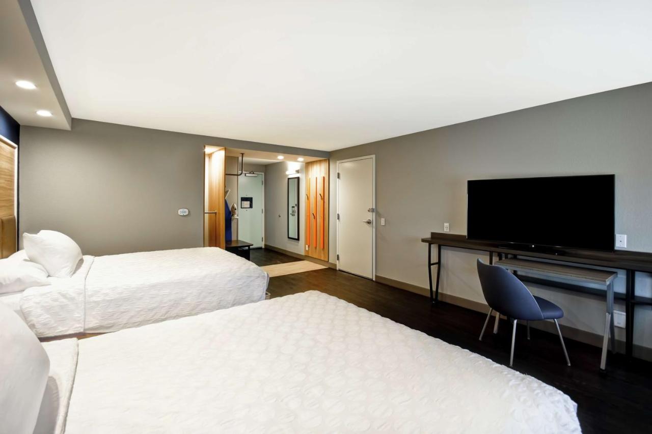 Queen Room with Roll In Shower - Mobility Accessible/Non-Smoking at Tru by Hilton Sterling Heights Detroit