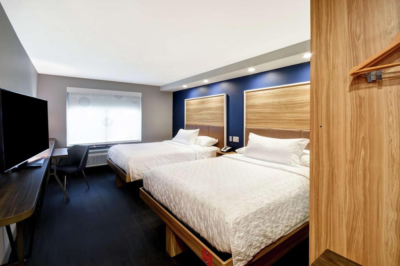 Queen Room with Two Queen Beds - Hearing Accessible at Tru by Hilton Sterling Heights Detroit