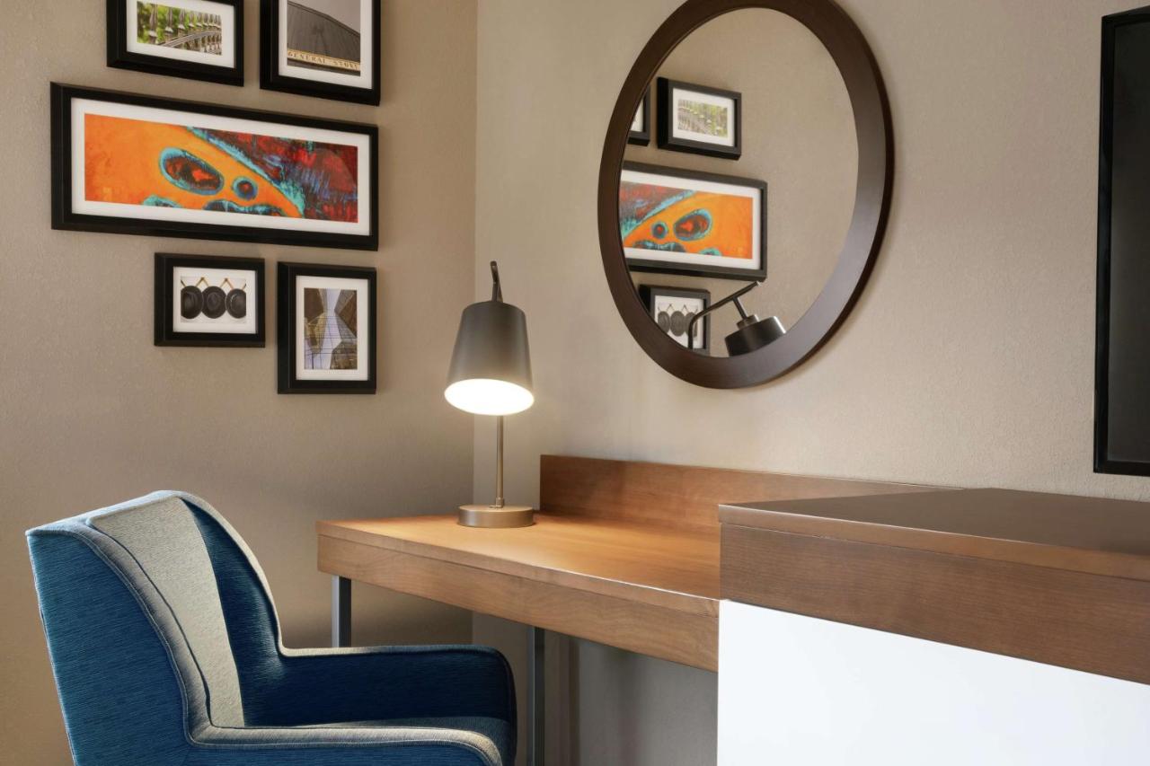 Queen Room at Hampton Inn & Suites Ephrata - Mountain Springs