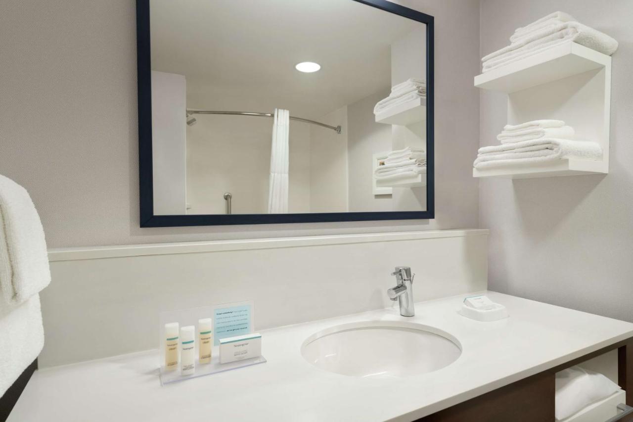 Queen Room at Hampton Inn & Suites Ephrata - Mountain Springs