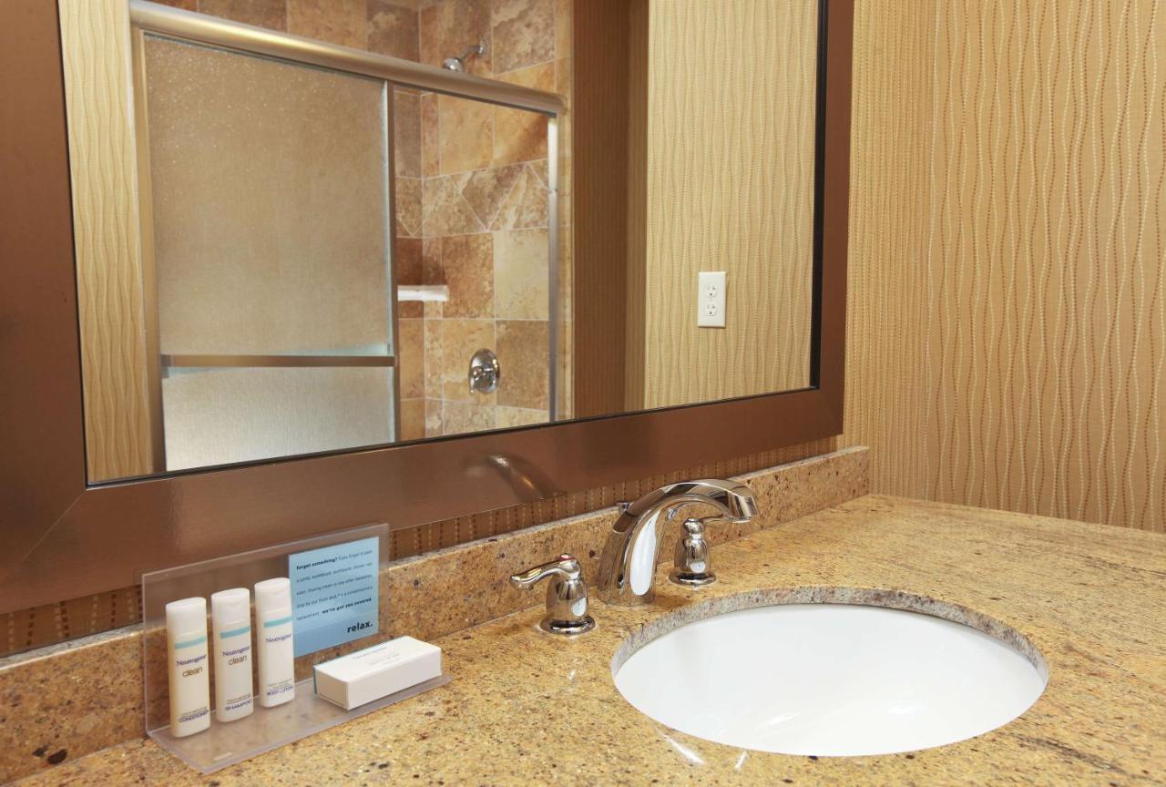 King Room at Hampton Inn & Suites by Hilton Fargo Medical Center