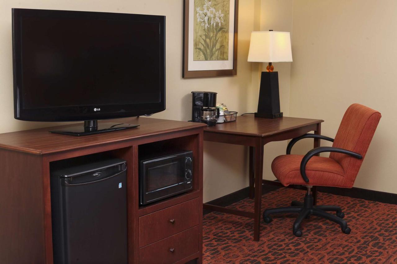 Queen Room with Two Queen Beds at Hampton Inn & Suites by Hilton Fargo Medical Center