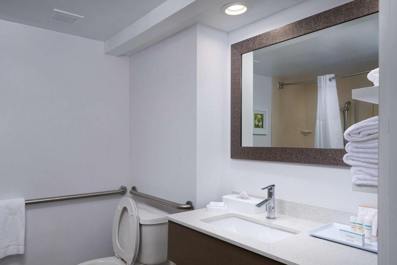 King Room - Hearing Access with Bathtub/Non-Smoking at Hampton Inn Goldsboro NC