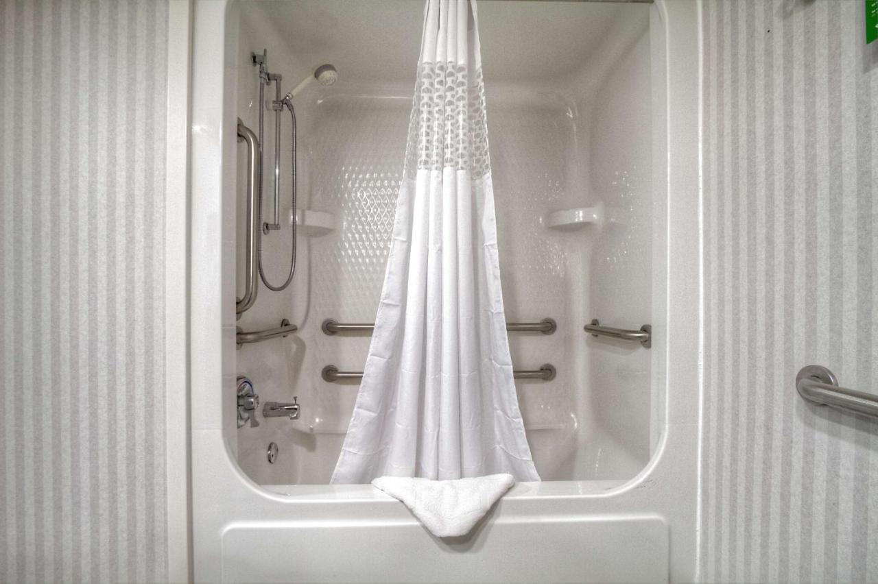 King Room - Hearing Access with Bathtub/Non-Smoking at Hampton Inn Goldsboro NC