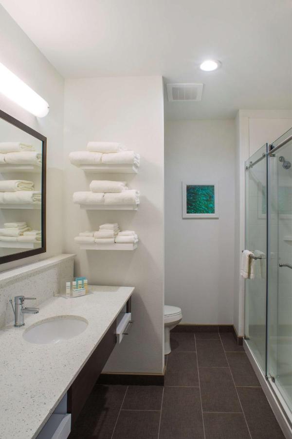 King Room - Hearing Accessible/Non-Smoking at Hampton Inn Gulf Shores