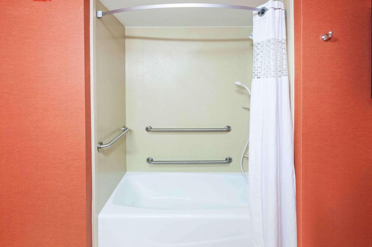 Queen Room with Two Queen Beds - Disability Access at Hampton Inn & Suites Morgan City