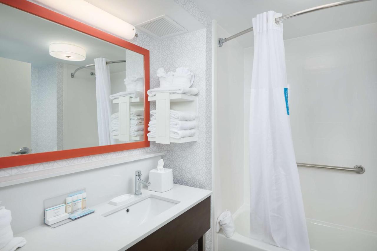 Queen Room with Two Queen Beds - Non-Smoking at Hampton Inn Wilmington-Medical Park