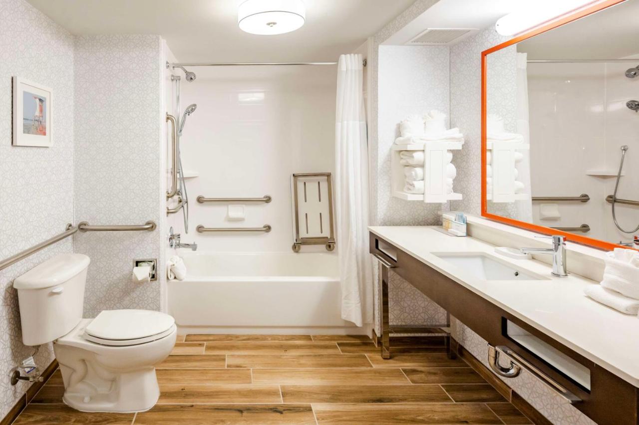 King Room with Accessible Tub Non-Smoking at Hampton Inn Wilmington-Medical Park