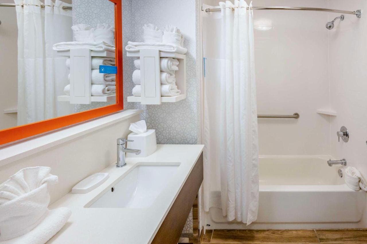 Queen Room with Two Queen Beds - Non-Smoking at Hampton Inn Wilmington-Medical Park