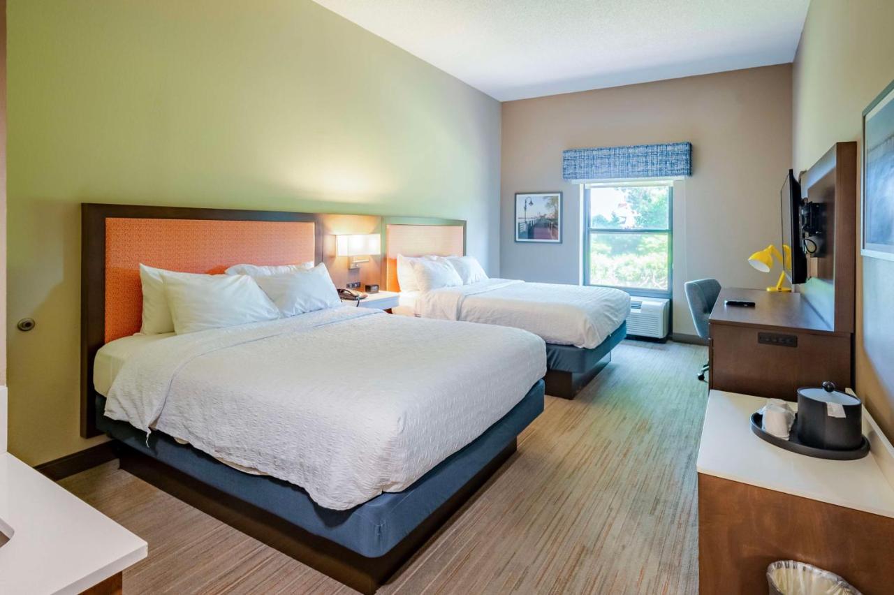 Queen Room with Two Queen Beds - Non-Smoking at Hampton Inn Wilmington-Medical Park