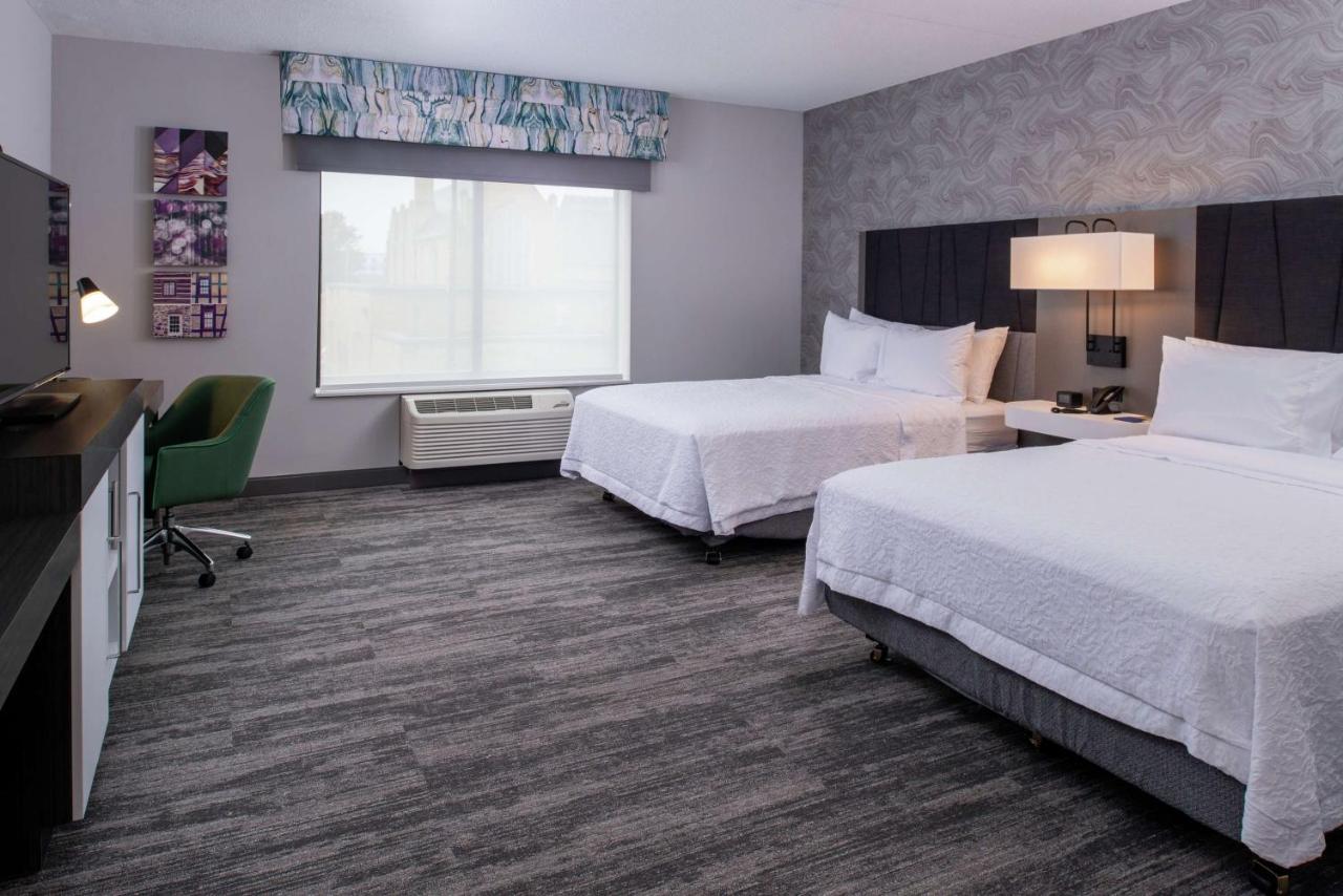 Queen Room with Bath Tub - Mobility Accessible/Non-Smoking at Hampton Inn & Suites Winston-Salem Downtown