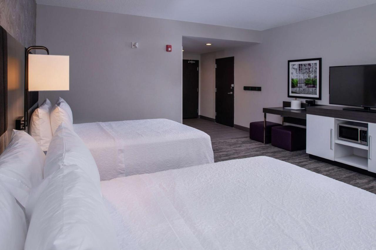 Queen Room with Bath Tub - Mobility Accessible/Non-Smoking at Hampton Inn & Suites Winston-Salem Downtown