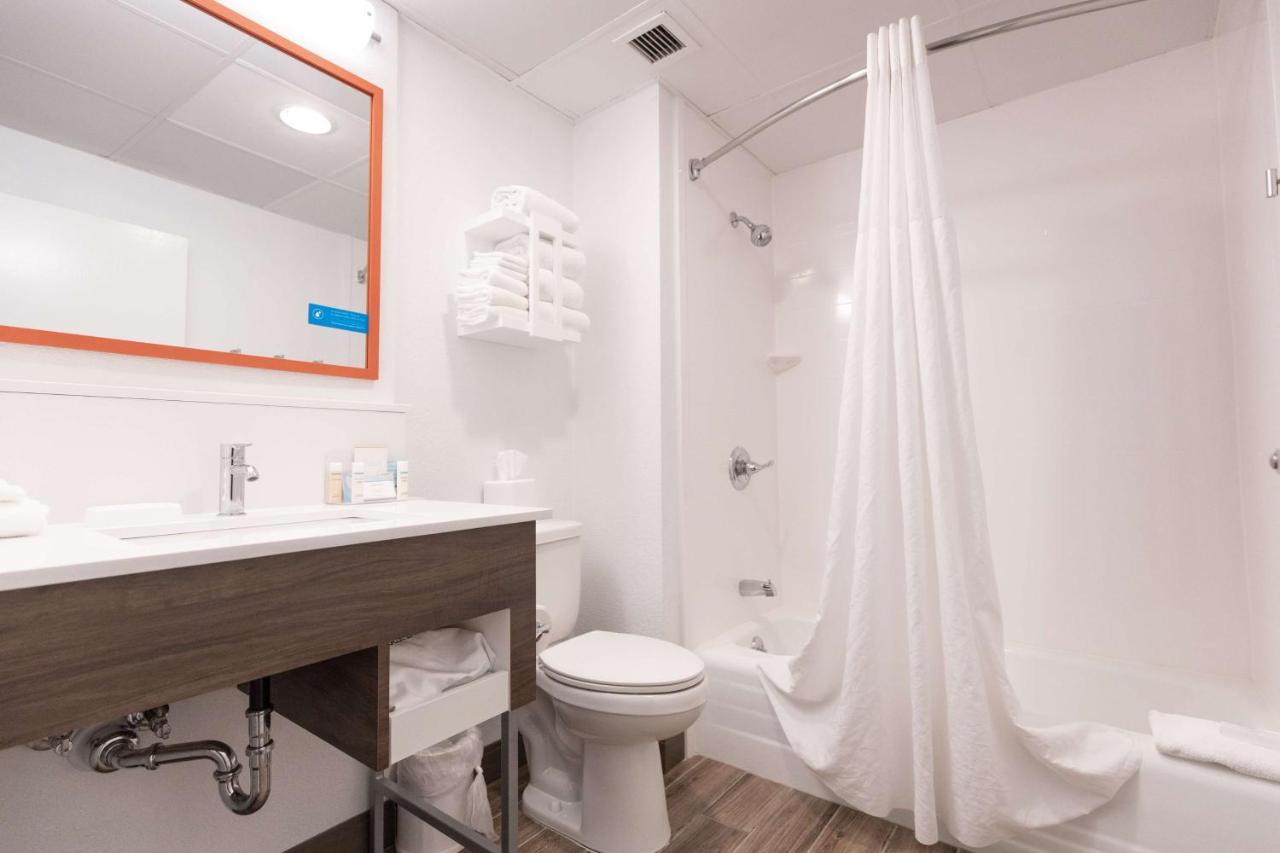 Queen Room with Two Queen Beds - Non-Smoking at Hampton Inn by Hilton of Kuttawa/Eddyville