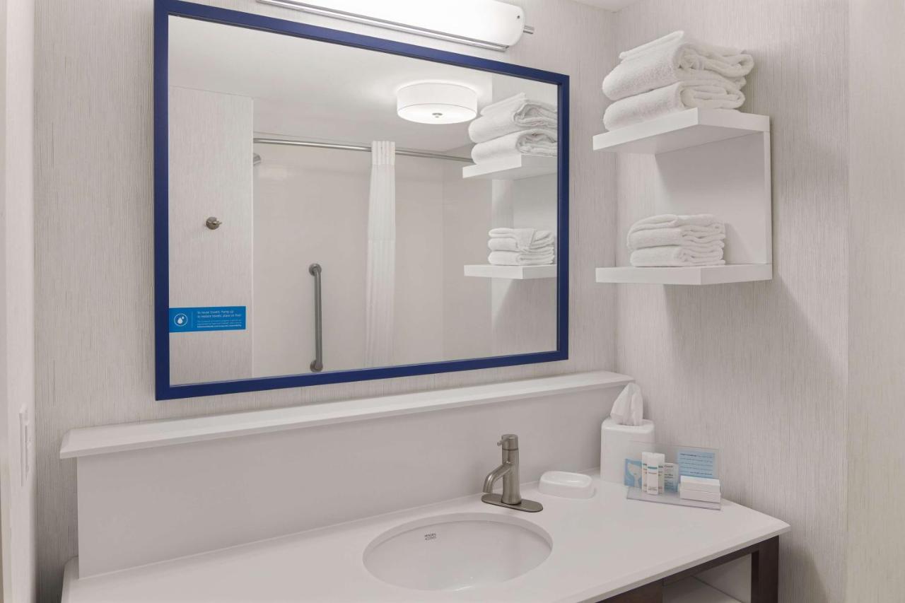 King Room with Bath Tub - Non-Smoking at Hampton Inn Lagrange near Callaway Gardens