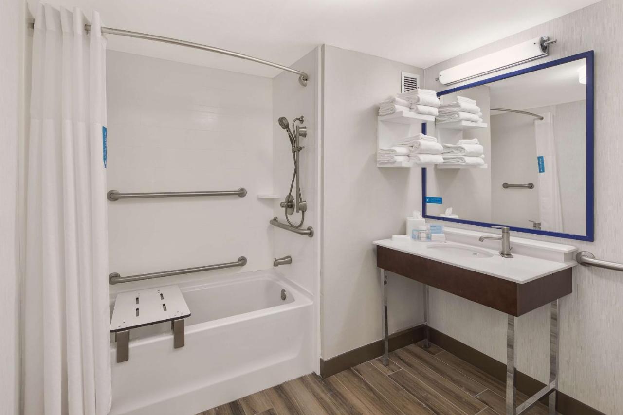 Queen Room with Bath Tub - Mobility/Hearing Accessible - Non-Smoking at Hampton Inn Lagrange near Callaway Gardens