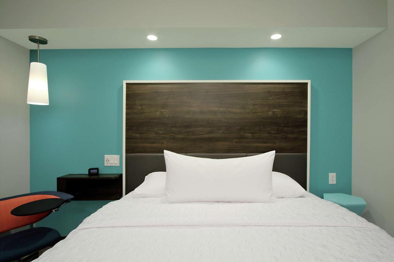 King Room - Mobility Accessible with Roll In Shower at Tru By Hilton Meridian