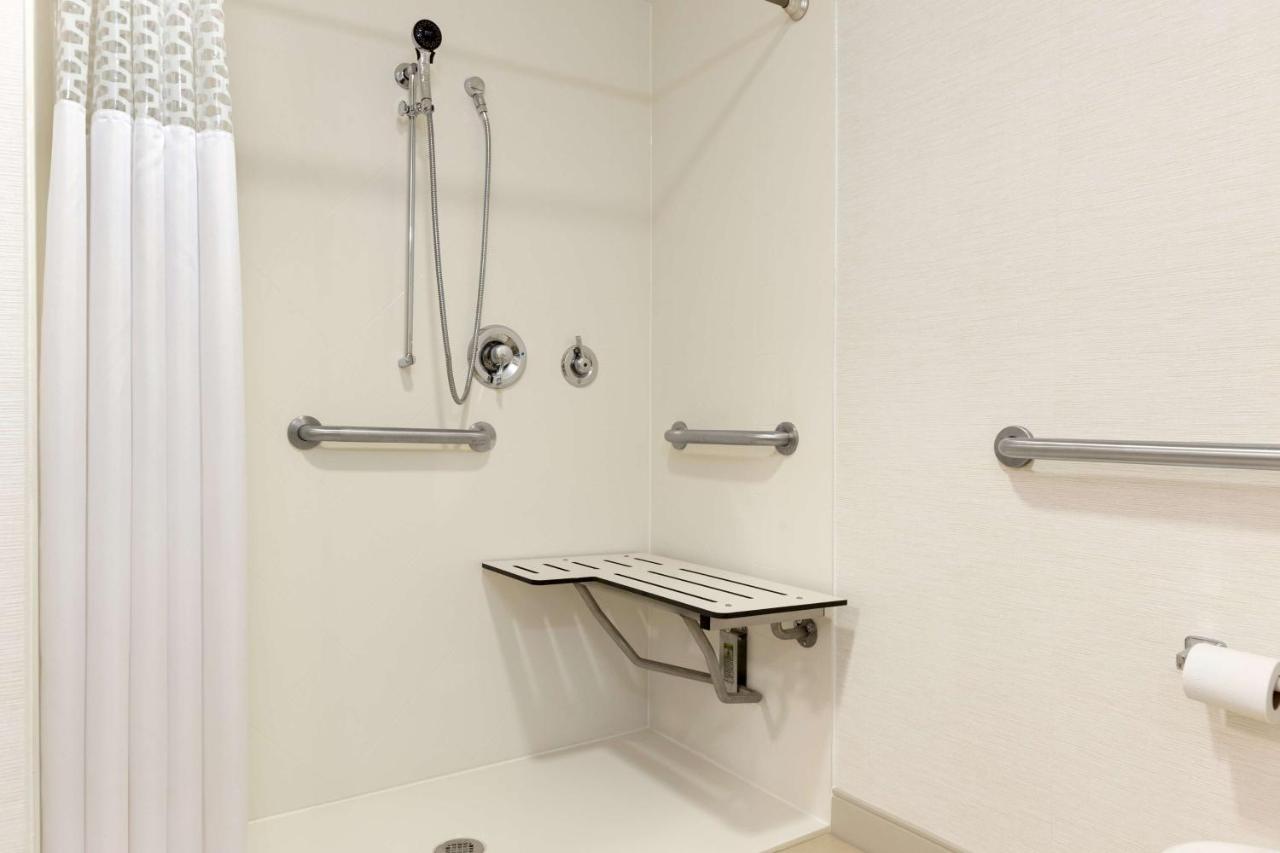 | Hampton Inn & Suites by Hilton Manchester Bedford