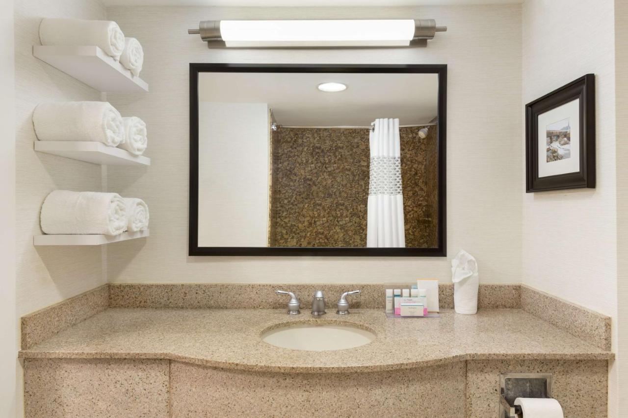 | Hampton Inn & Suites by Hilton Manchester Bedford