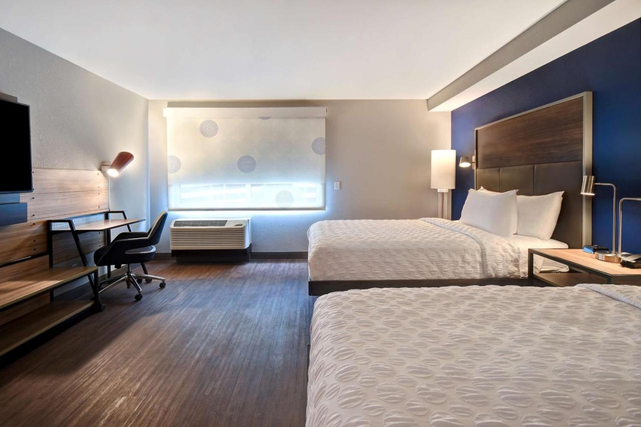 Queen Room with Two Queen Beds and Bath Tub - Mobility Accessible at Tru by Hilton Manchester Downtown