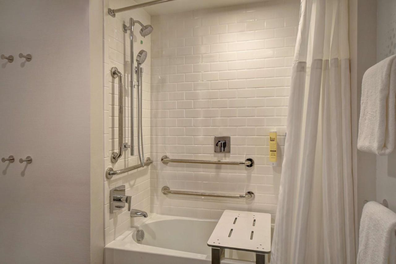 King Room with Bath Tub - Mobility Accessible at Tru by Hilton Manchester Downtown