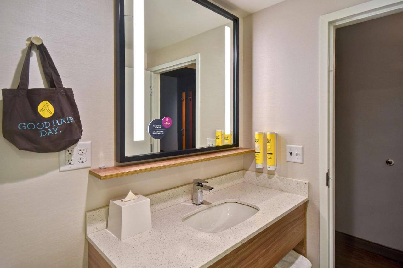 King Room at Tru by Hilton Manchester Downtown