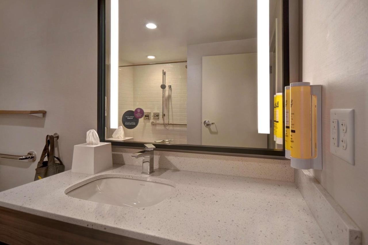 King Room with Bath Tub - Mobility Accessible at Tru by Hilton Manchester Downtown