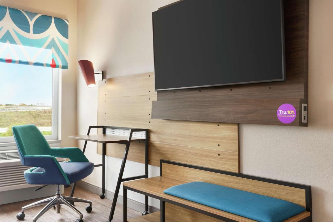 King Room at Tru By Hilton Milwaukee Brookfield