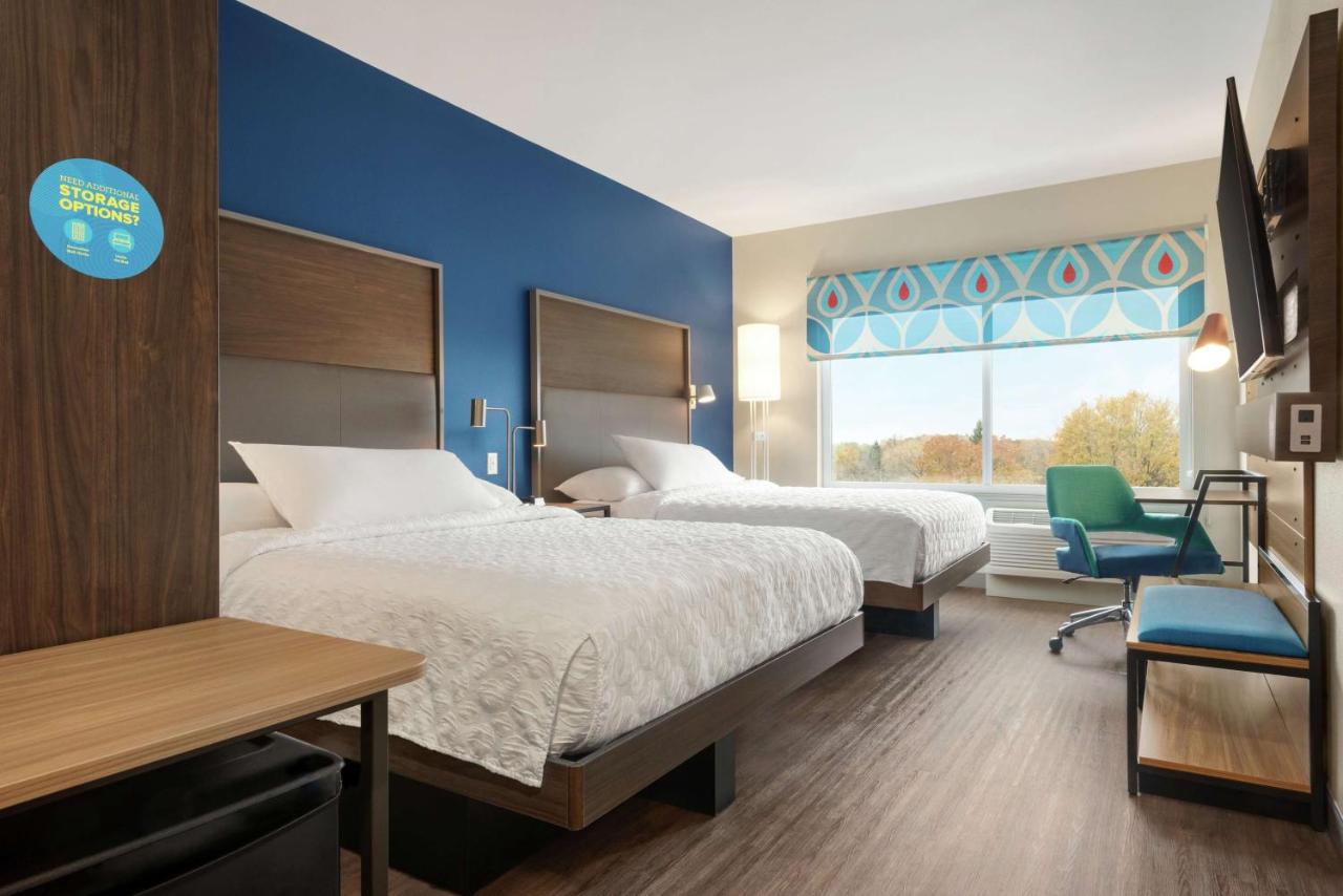 Queen Room with Two Queen Beds - Hearing Accessible at Tru By Hilton Milwaukee Brookfield