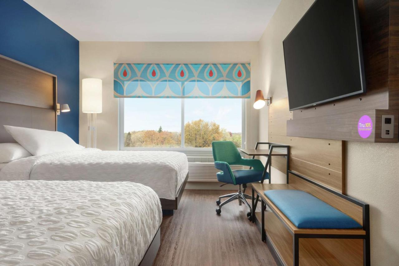 Queen Room with Two Queen Beds - Hearing Accessible at Tru By Hilton Milwaukee Brookfield
