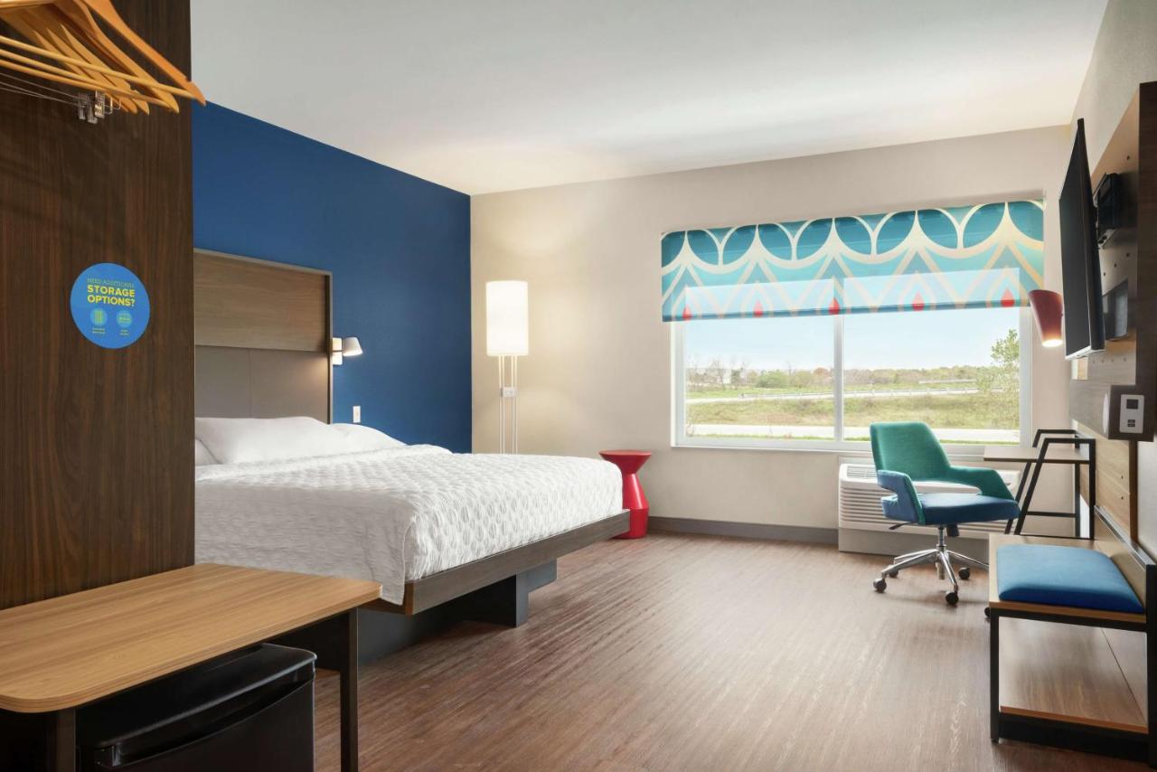 King Room at Tru By Hilton Milwaukee Brookfield